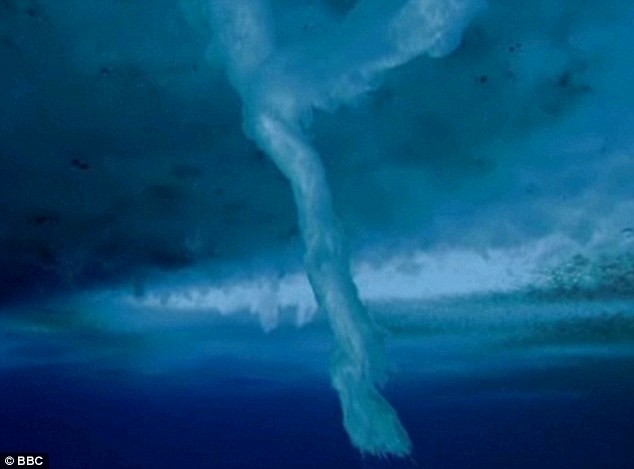 Một đoàn làm phim của hãng BBC đã may mắn ghi lại được cảnh một xoáy nước tử thần lạnh giá từ bên dưới đáy biển gần đảo Ross của Nam Cực lạnh -2 độ C.